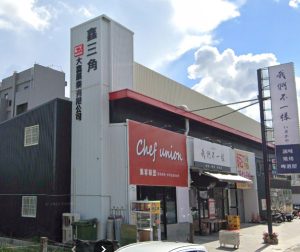 高雄仁武鑫三角黃金店面(富甲八方No.2)外觀,位於仁孝路與赤仁路交會的顯眼三角窗地段