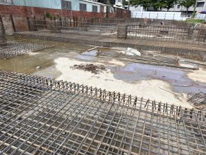 大鑫展業湖內海埔段南北岸建案,正在嚴謹進行地梁鋼筋綁紮的工地工程進度照片