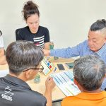 大鑫工程團隊討論企業總部建案外立面、捲門及雨遮配色設計的內部會議紀錄照片